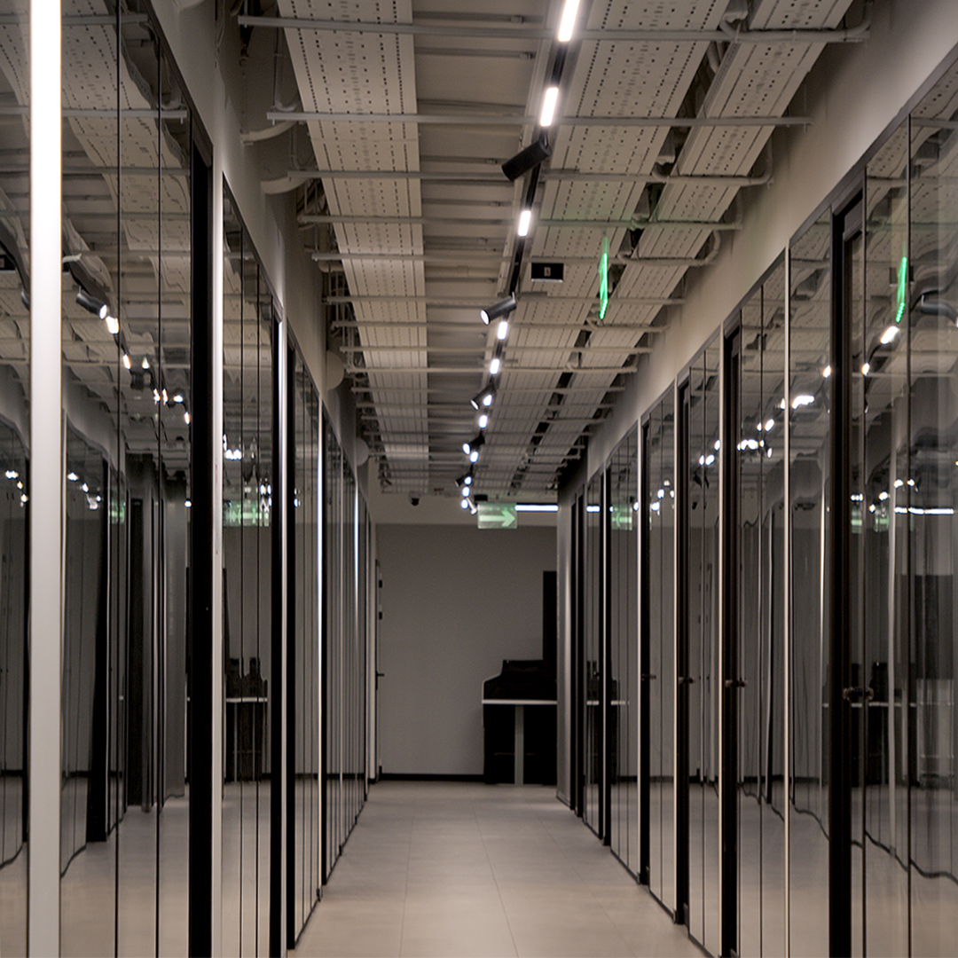 Светлая трансформация офиса в историческом здании