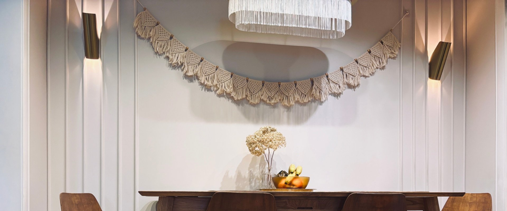 Петербургская квартира, где свет играет в разные стили