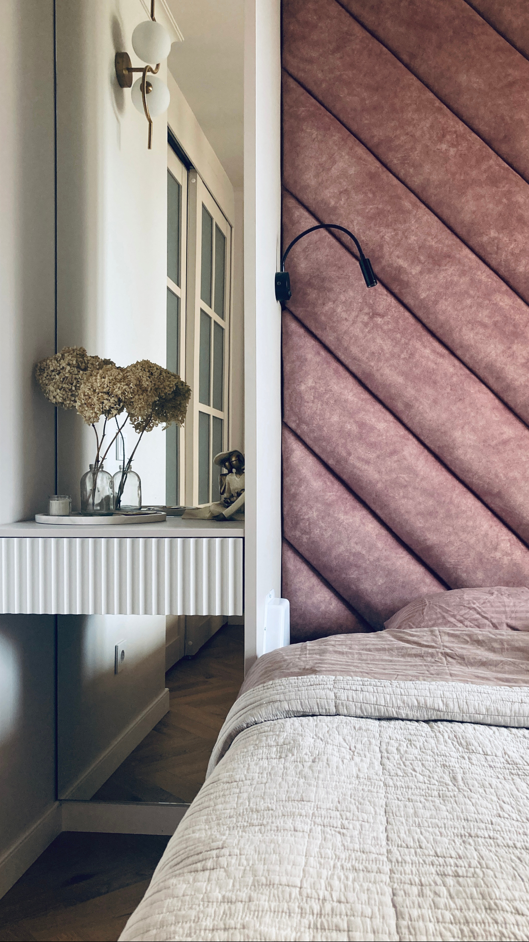 Петербургская квартира, где свет играет в разные стили