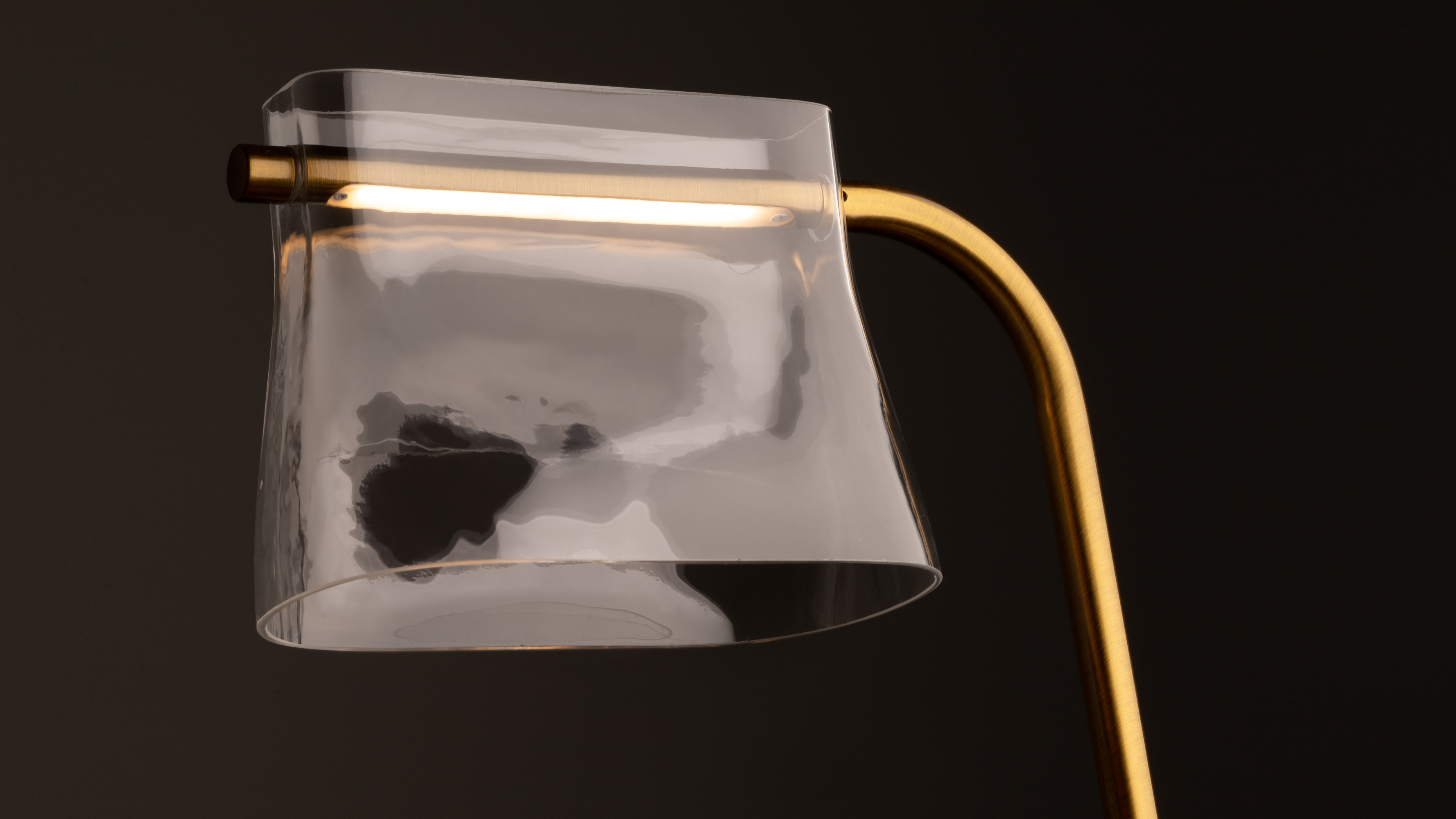 Увеличенная зона освещенной поверхности торшера и настольного светильника