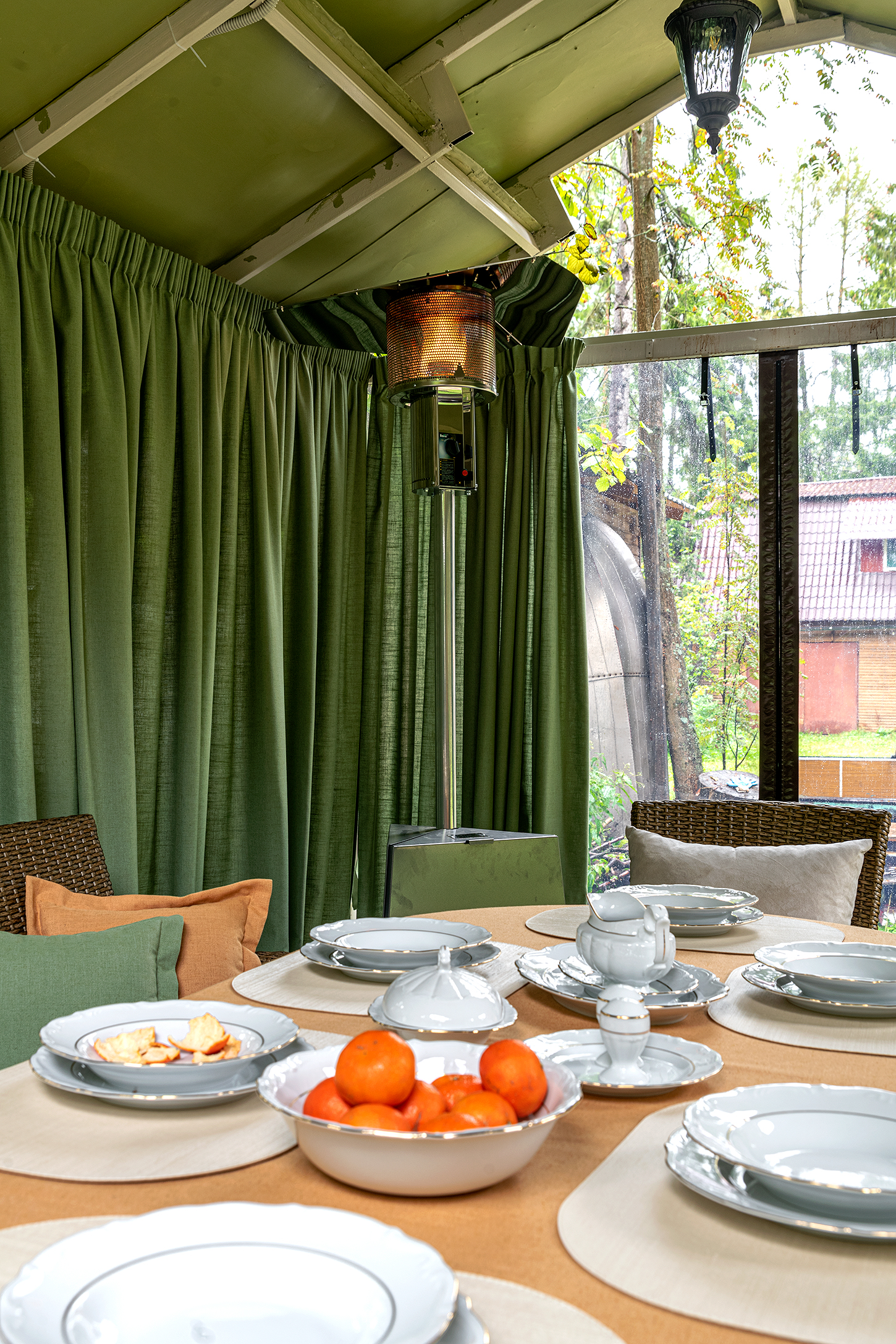 Беседка и зона у пруда