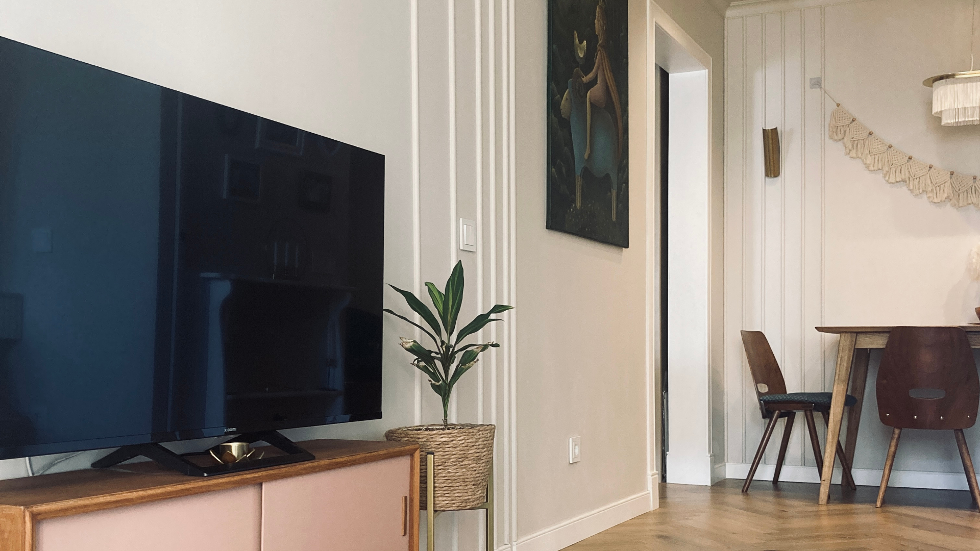 Петербургская квартира, где свет играет в разные стили