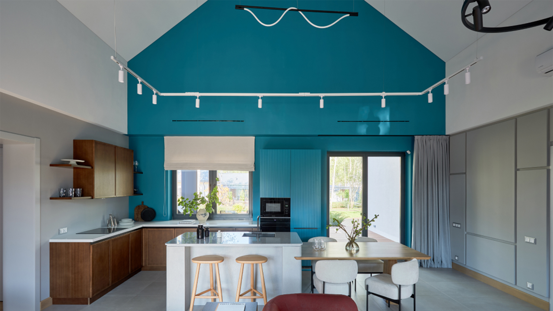 Дом-экспонат: 200 метров современной архитектуры за один год