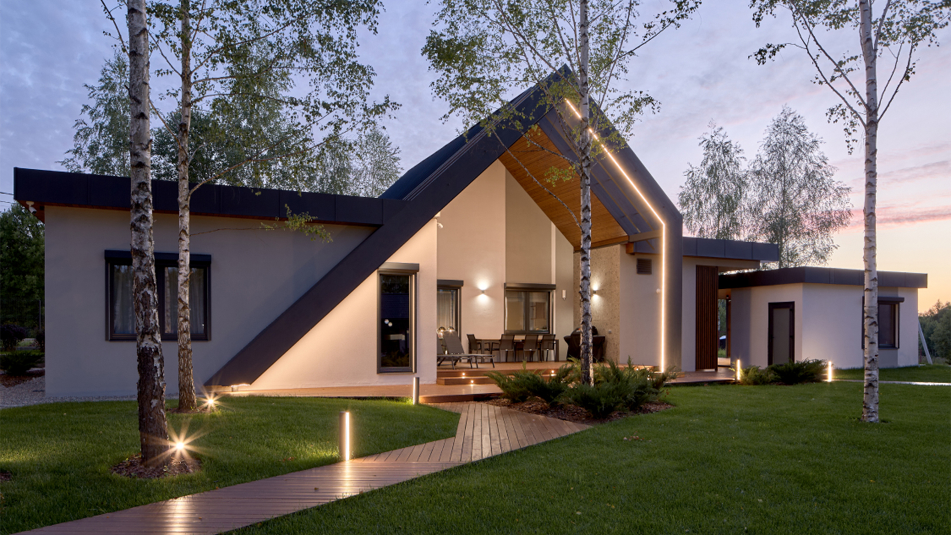 Дом-экспонат: 200 метров современной архитектуры за один год