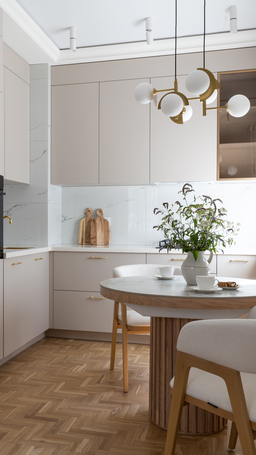 Воздушный свет и исторические стены: квартира студентки в Самаре