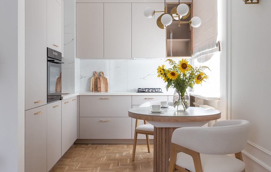 Воздушный свет и исторические стены: квартира студентки в Самаре