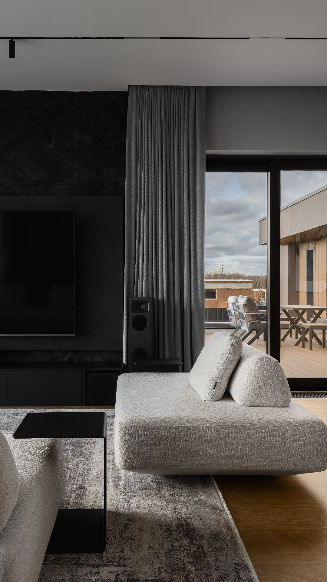 Свет и камень: современный загородный интерьер