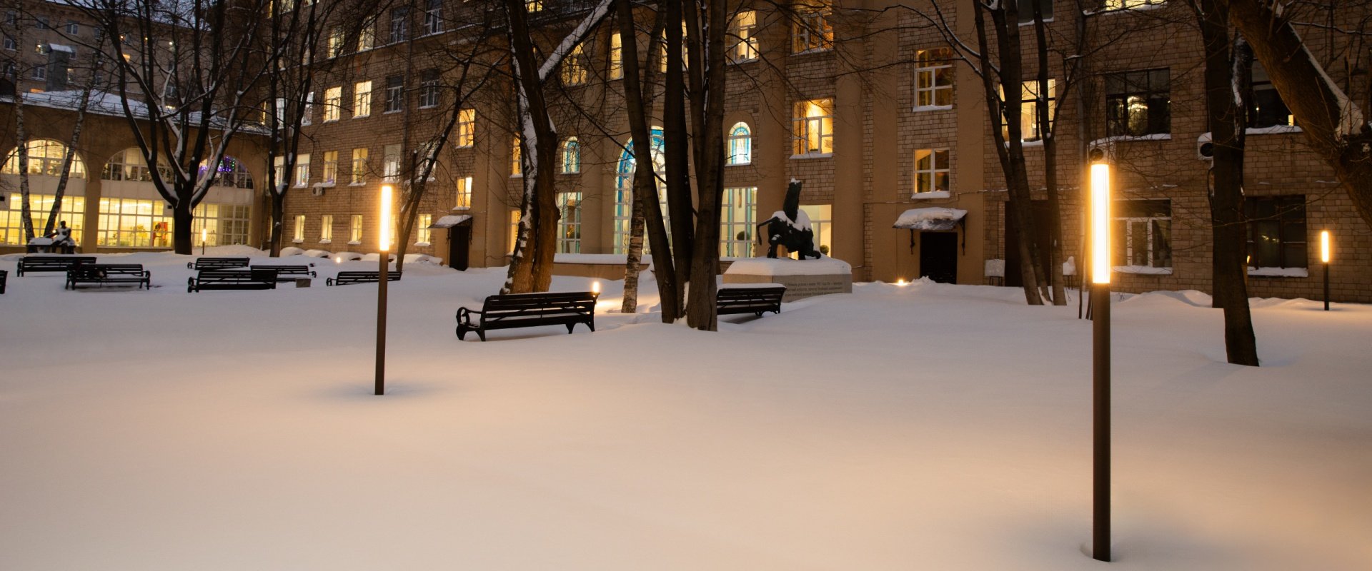 Свет, который рождает зимнюю сказку: Maytoni во дворе университета им. С. Г. Строганова