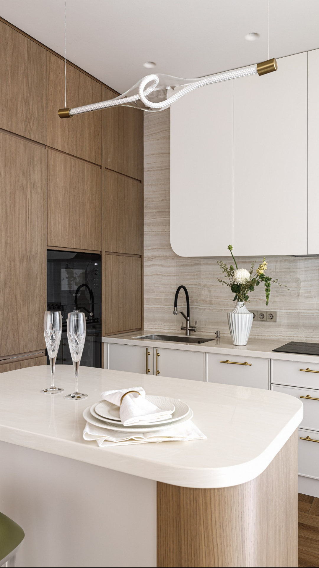 Пластика форм и нежность света: идеальное пространство с Maytoni