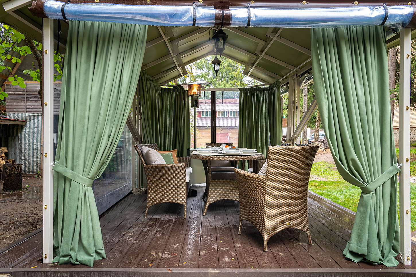 Беседка и зона у пруда