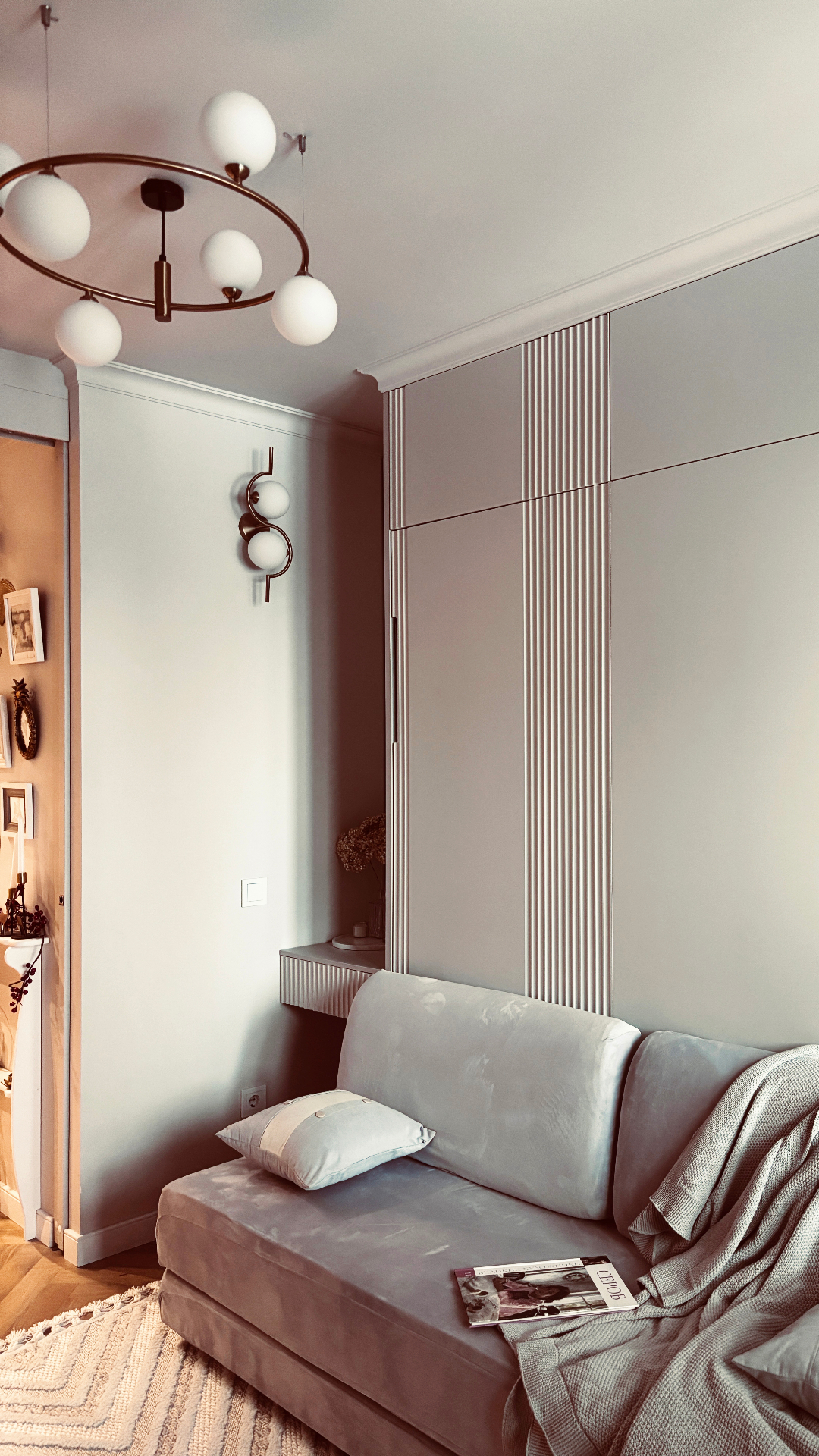 Петербургская квартира, где свет играет в разные стили