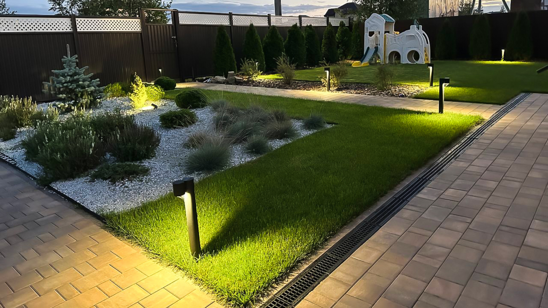 Минимализм, подсвеченный изнутри: сад частного дома