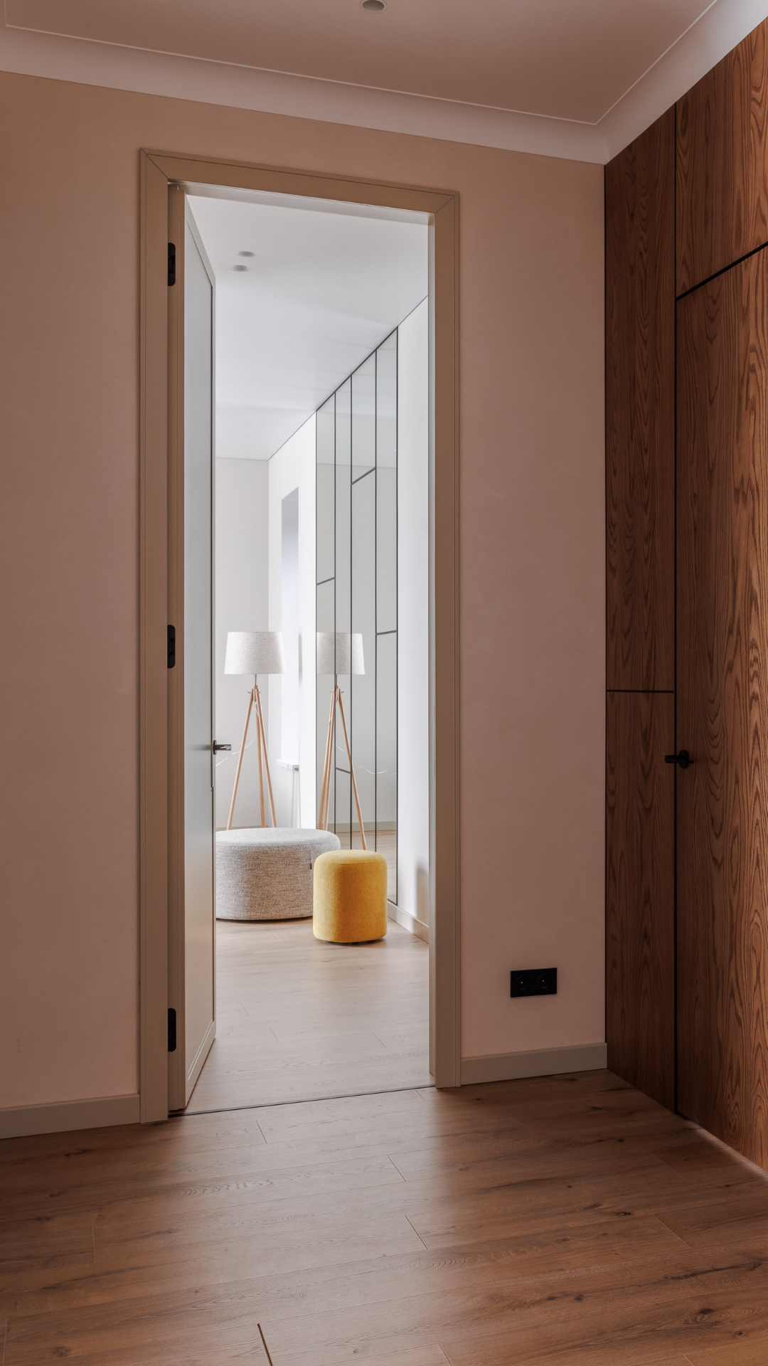 Современный интерьер загородного дома у Волги