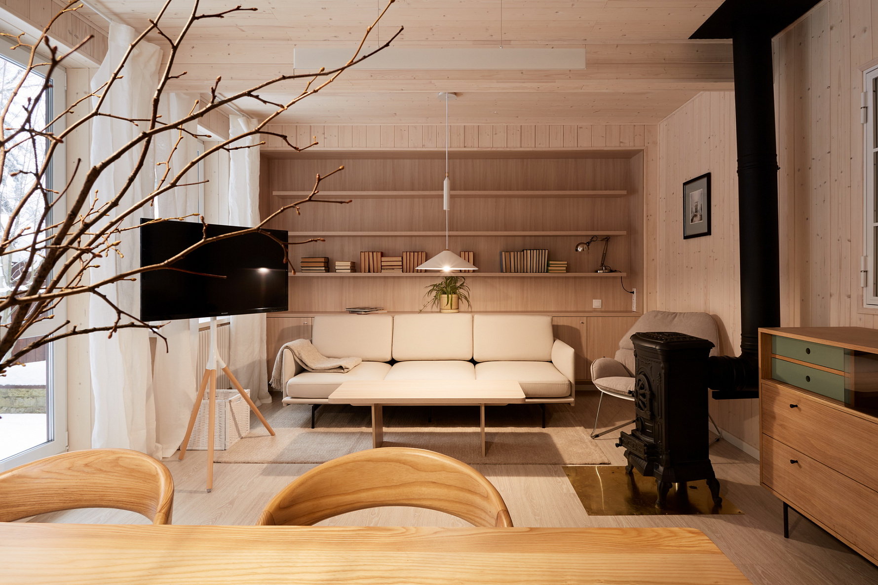 «Теплая Скандинавия с кухней за окном»