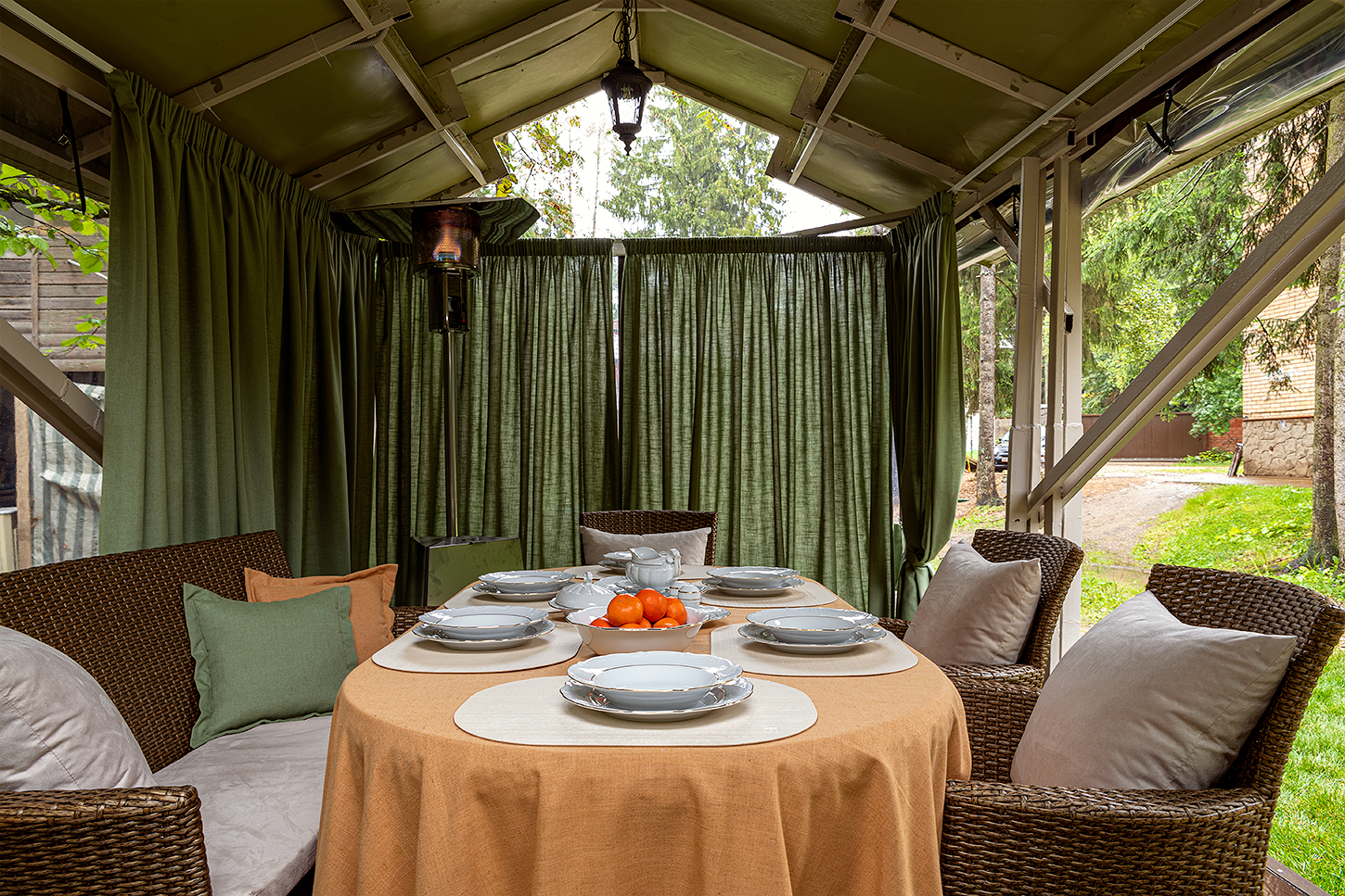 Беседка и зона у пруда