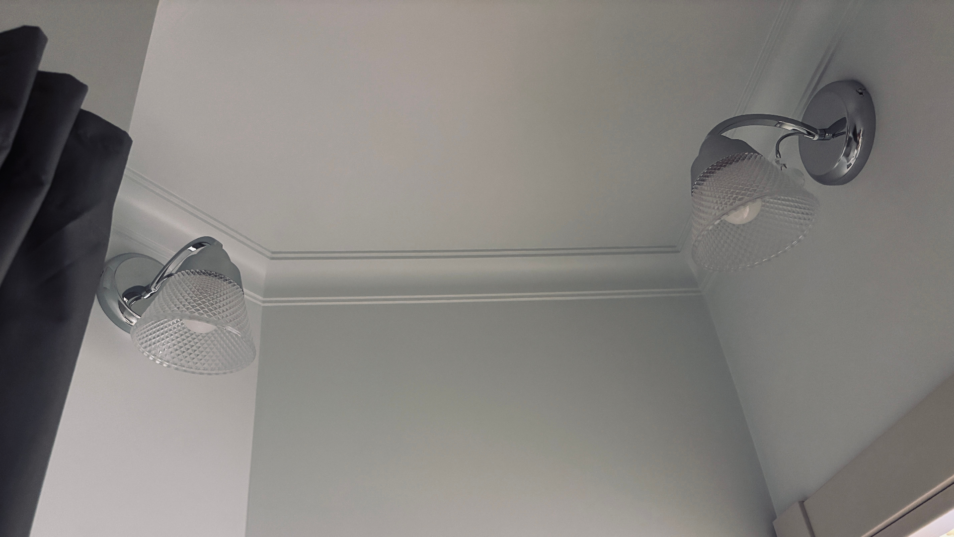 Петербургская квартира, где свет играет в разные стили