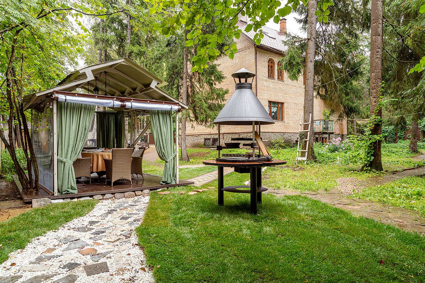 Беседка и зона у пруда