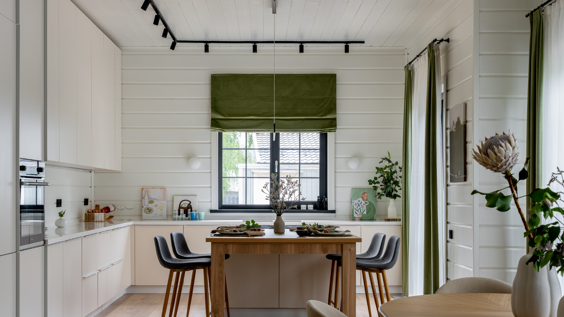 Скандинавское спокойствие: свет, дерево и природа в одном доме