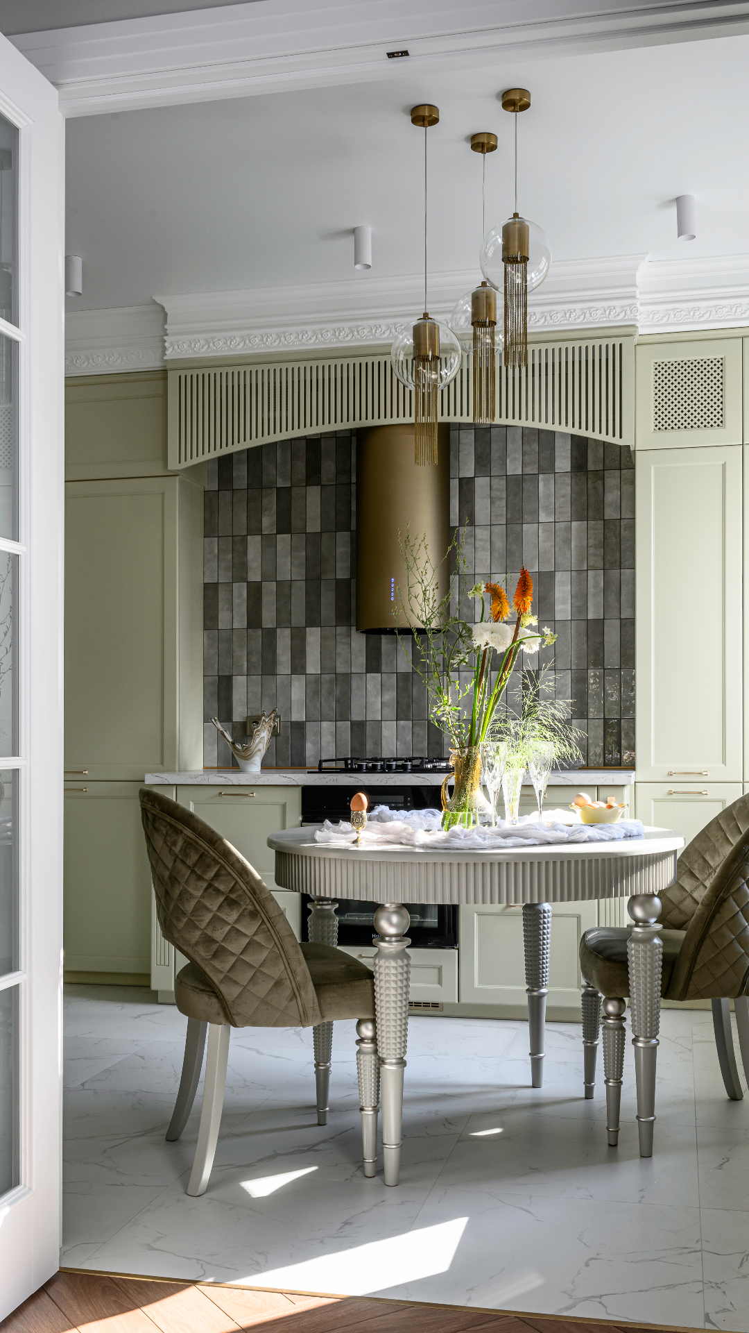 Возрождение классики: интерьер в сталинском доме в Туапсе