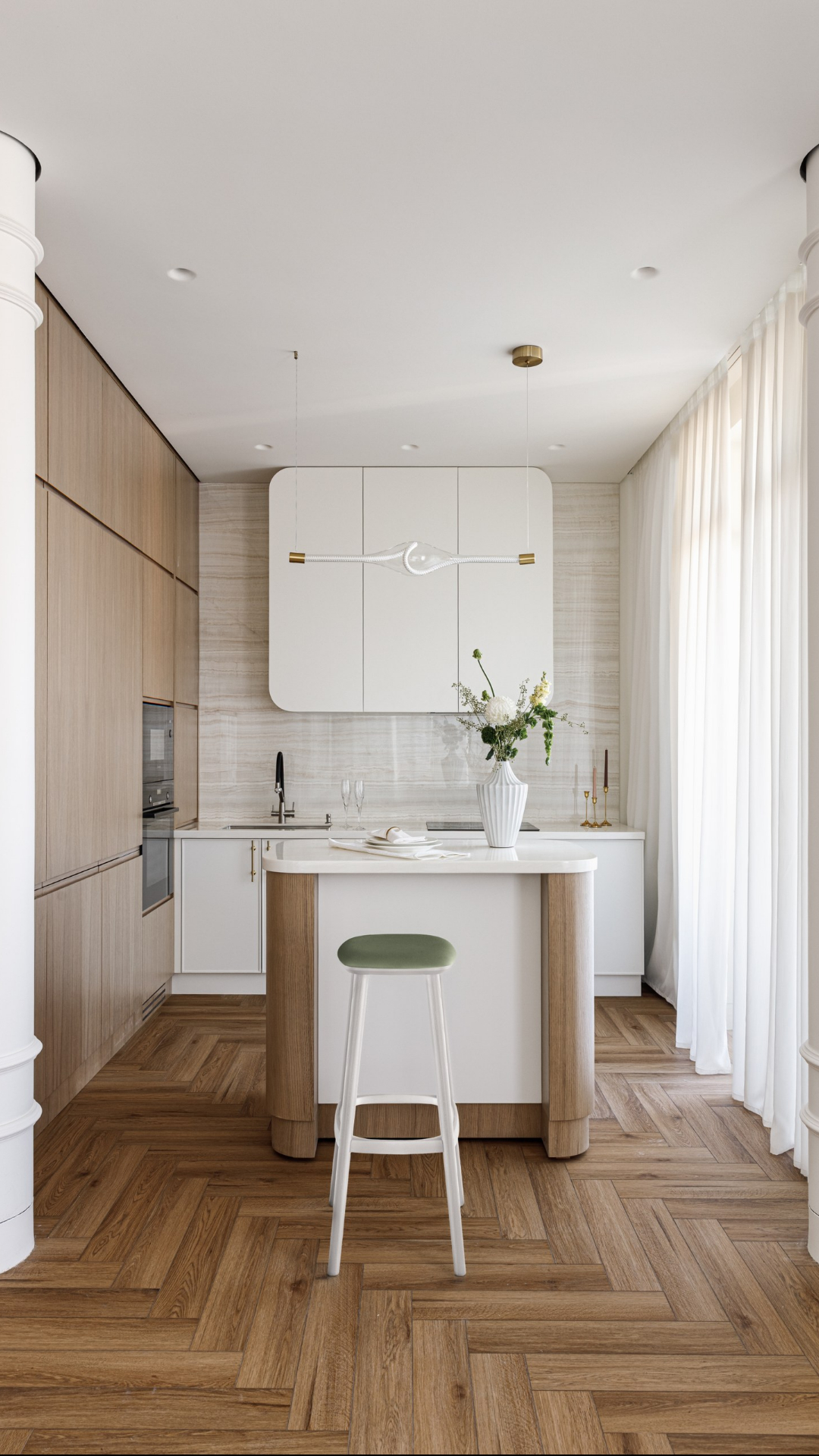 Пластика форм и нежность света: идеальное пространство с Maytoni