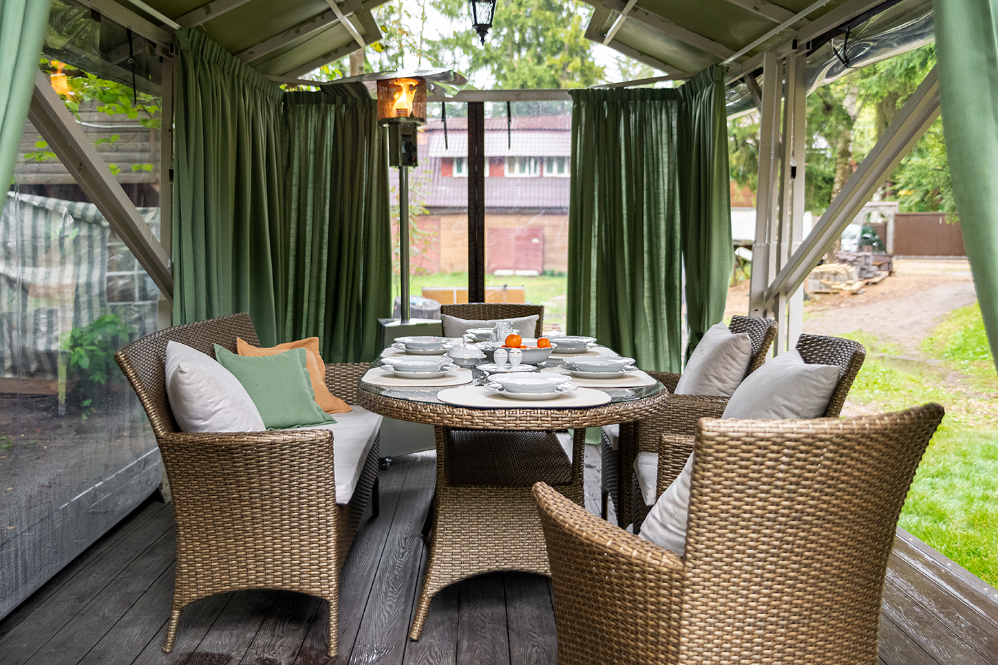 Беседка и зона у пруда