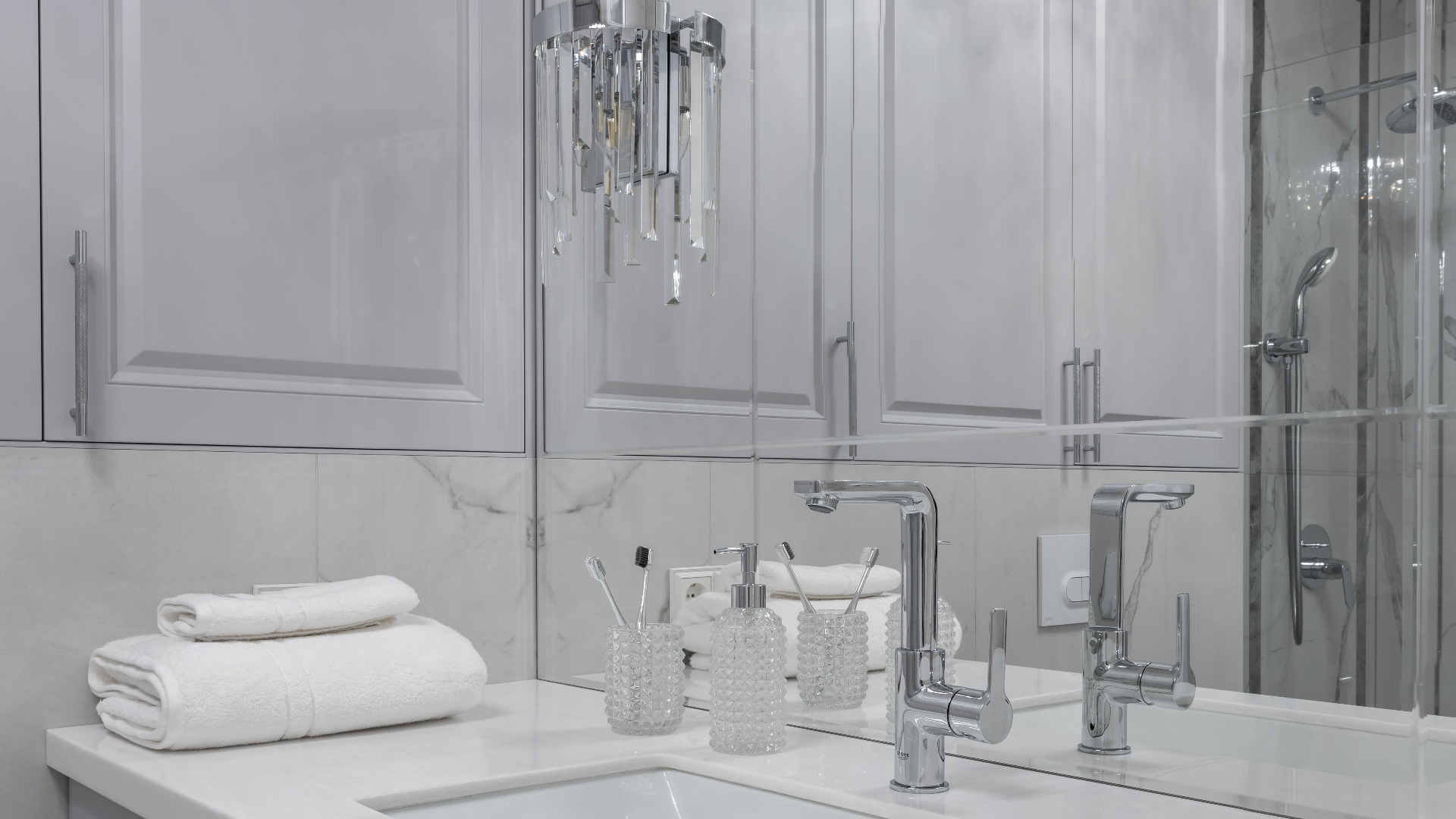 Лебединое озеро в камне и хрустале: таунхаус 180 м² в классике