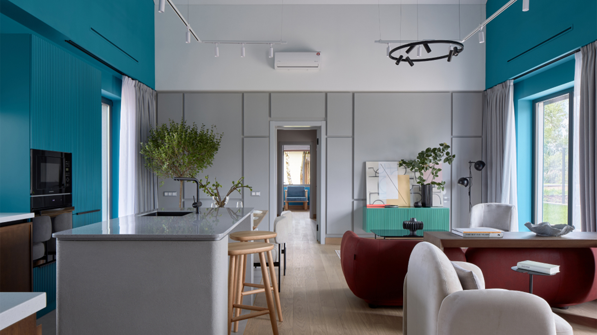 Дом-экспонат: 200 метров современной архитектуры за один год