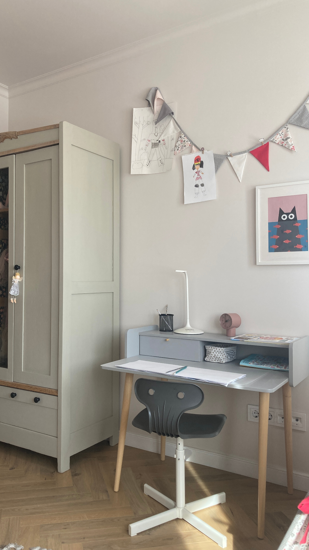 Петербургская квартира, где свет играет в разные стили