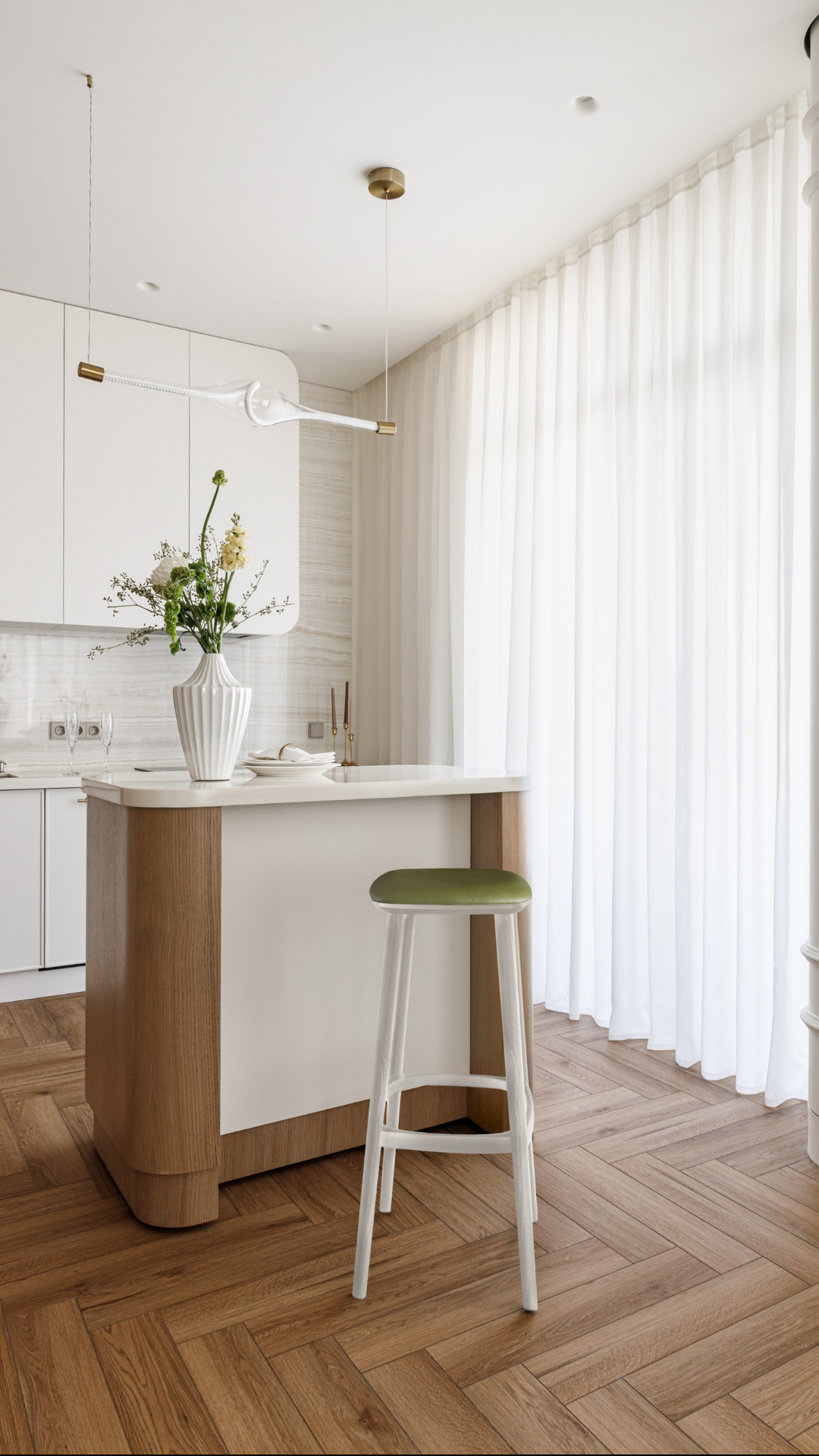 Пластика форм и нежность света: идеальное пространство с Maytoni