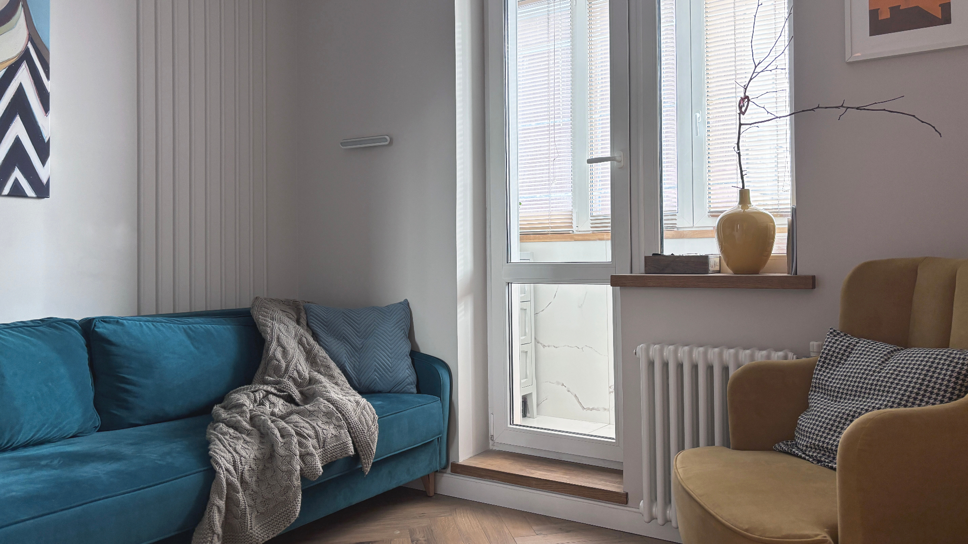 Петербургская квартира, где свет играет в разные стили