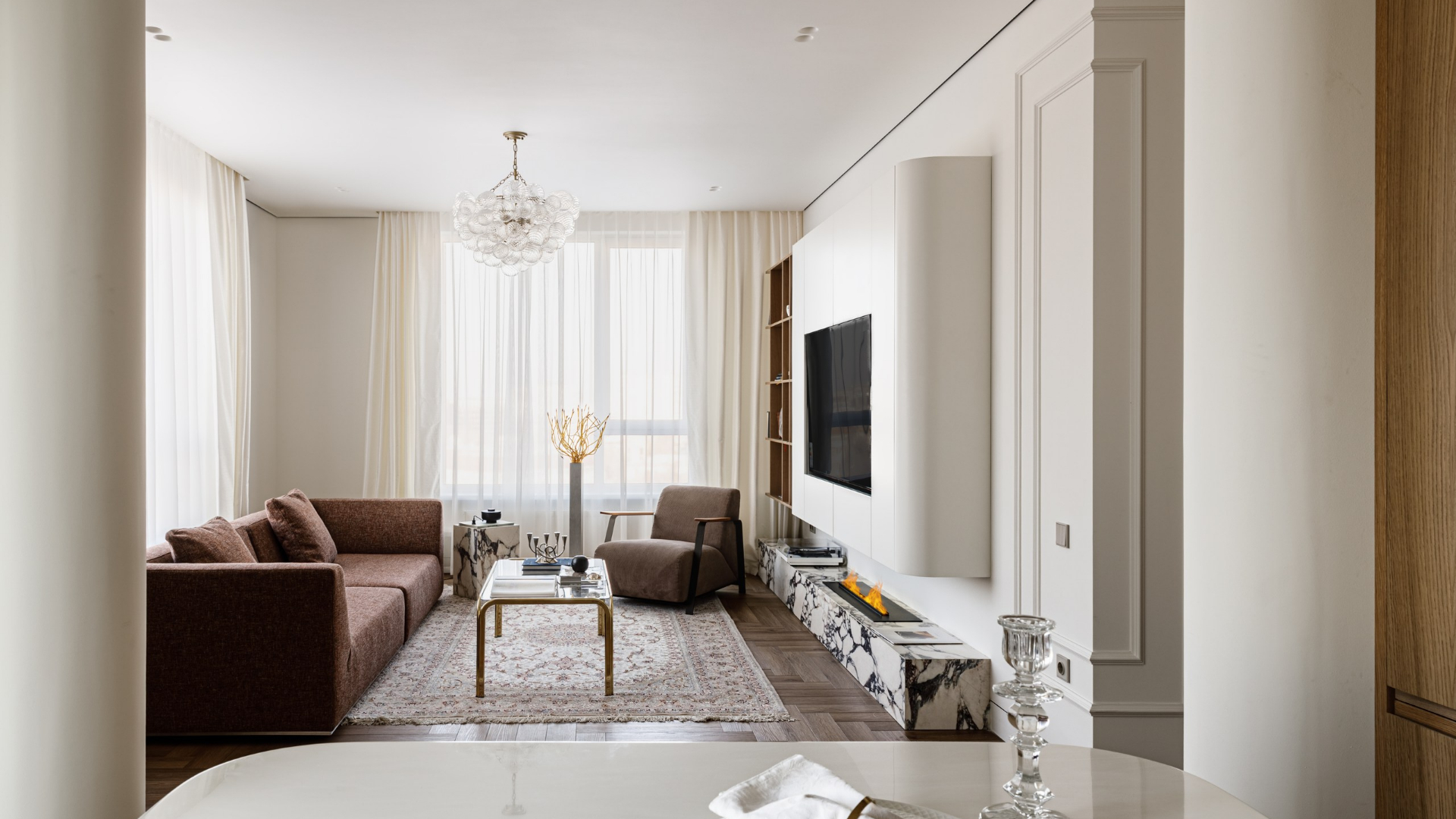 Пластика форм и нежность света: идеальное пространство с Maytoni