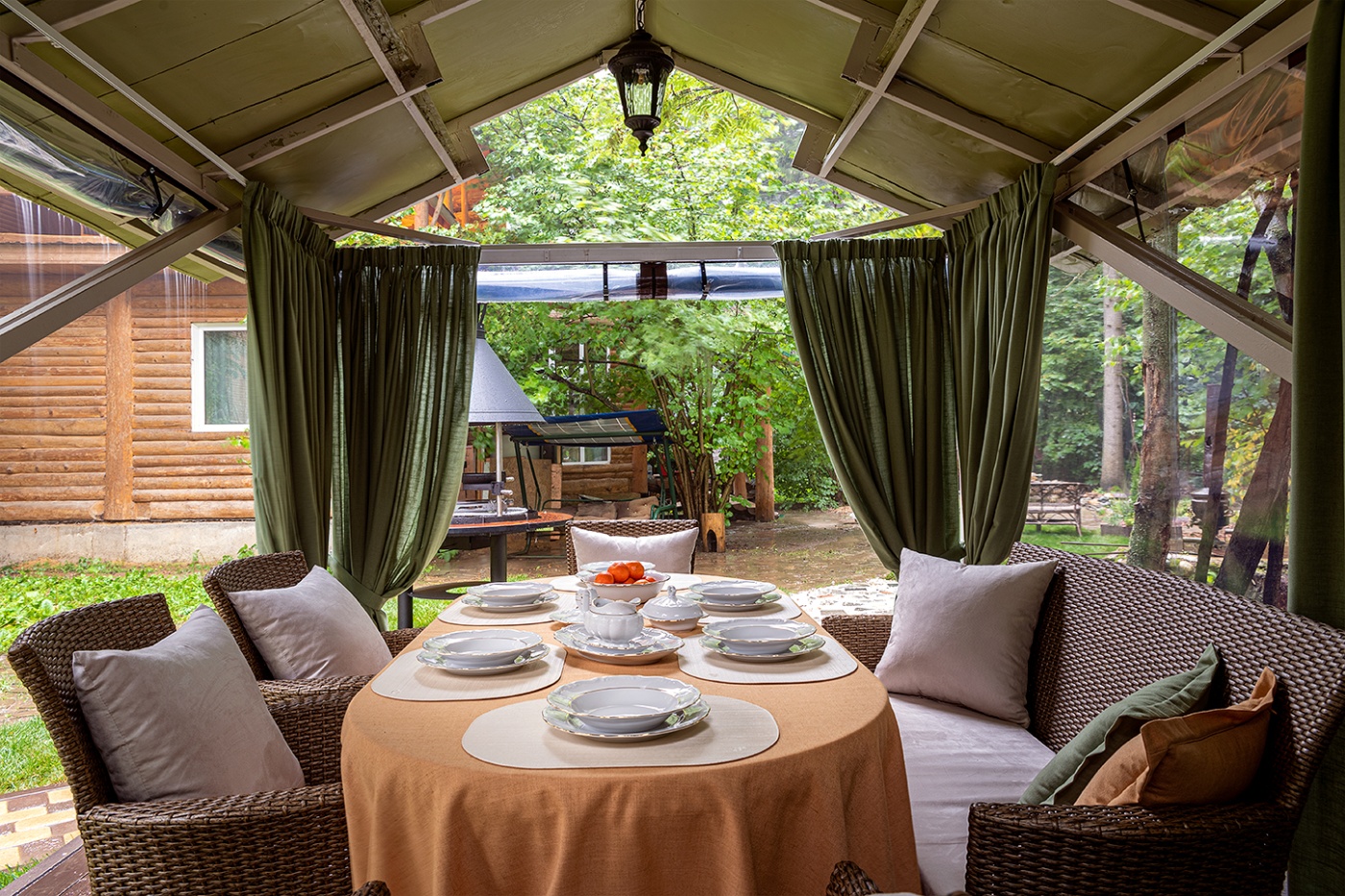 Беседка и зона у пруда