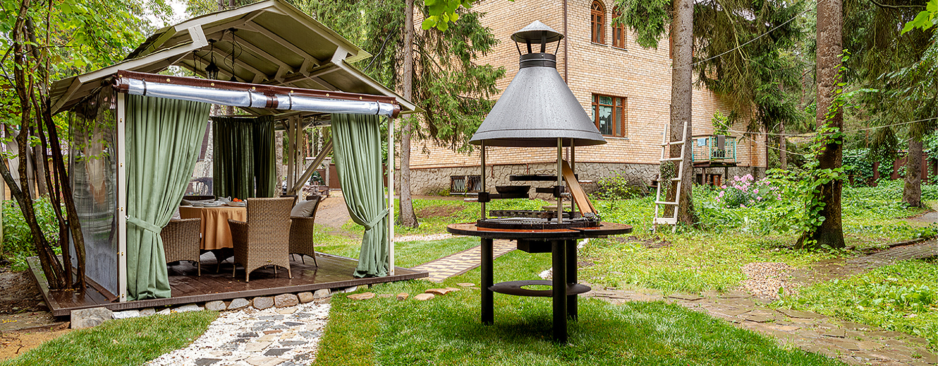 Беседка и зона у пруда