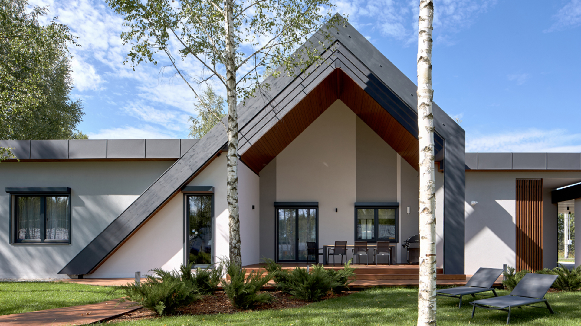 Дом-экспонат: 200 метров современной архитектуры за один год