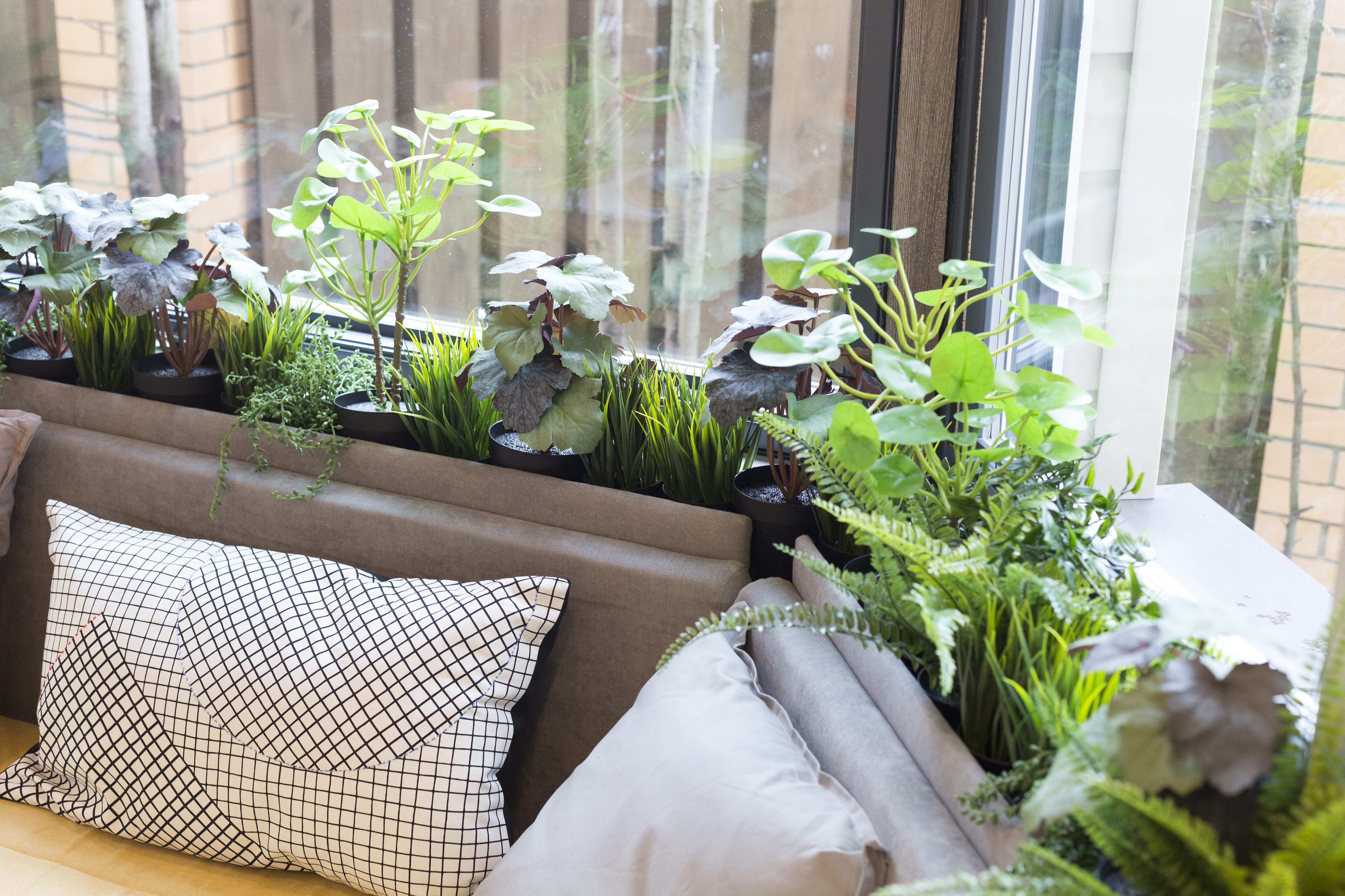 Витражная кухня с окном-камином