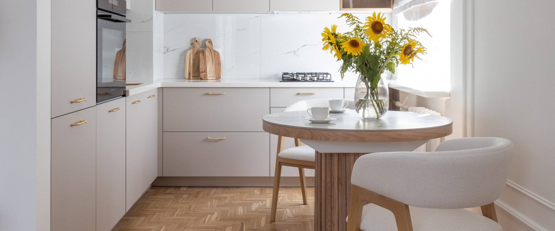 Воздушный свет и исторические стены: квартира студентки в Самаре