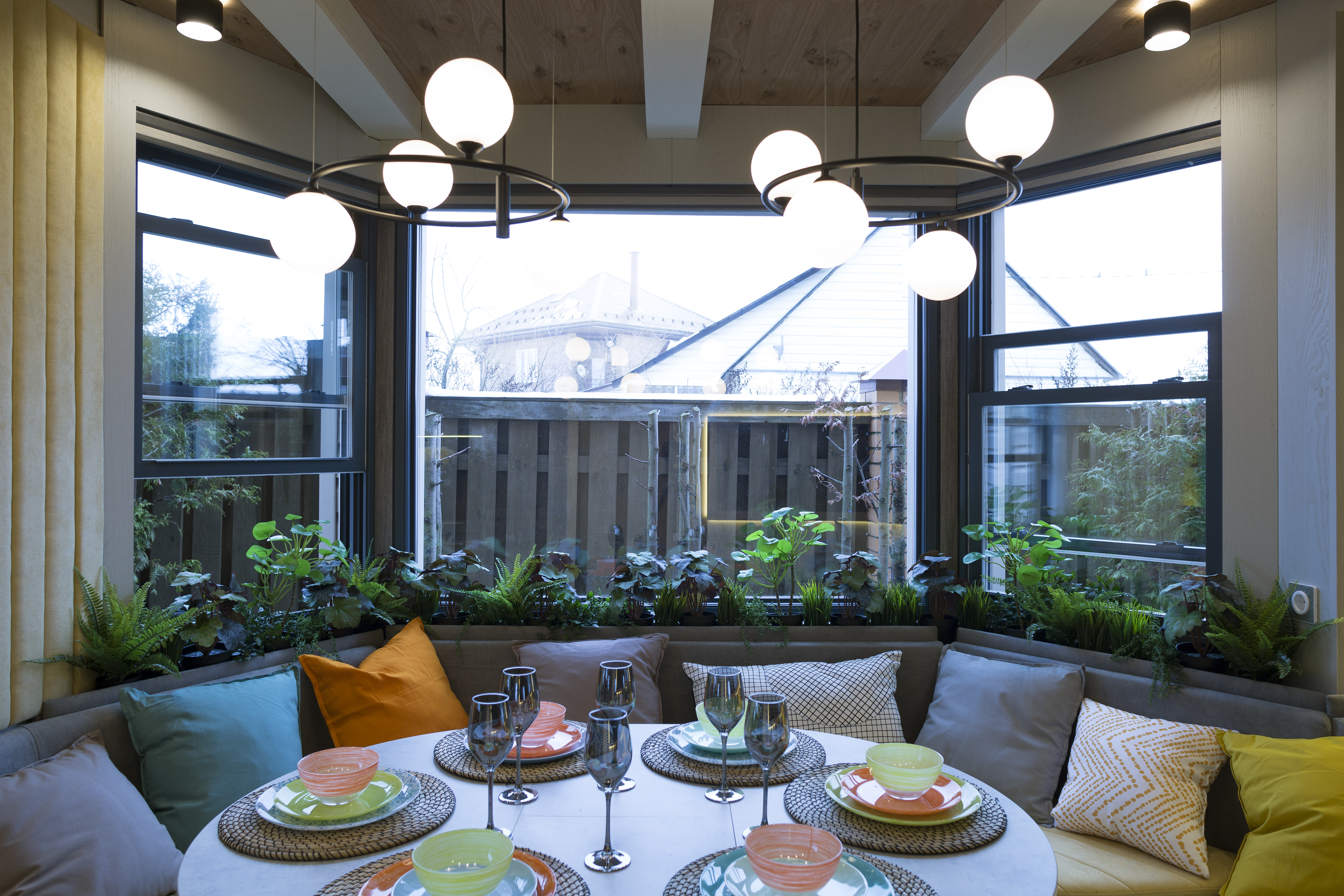 Витражная кухня с окном-камином