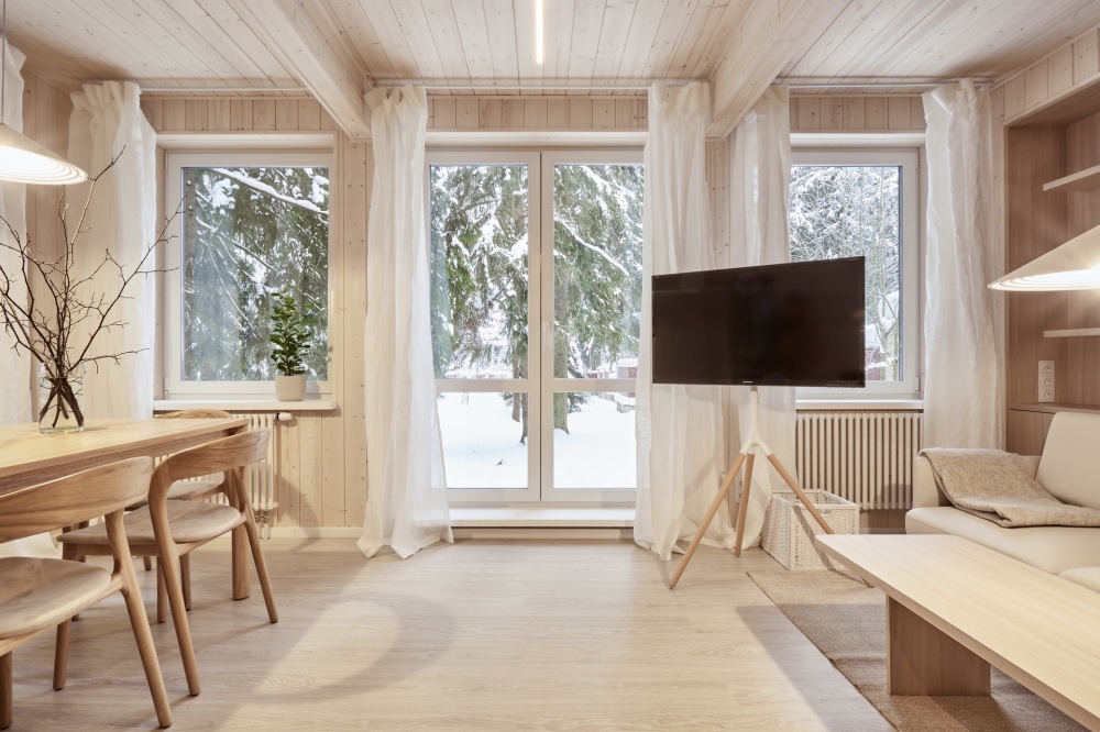 Теплая Скандинавия с кухней за окном