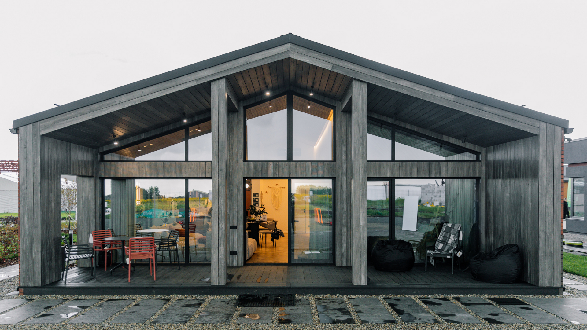 Дом, который светится изнутри: барнхаус-лофт на Open Village 2025