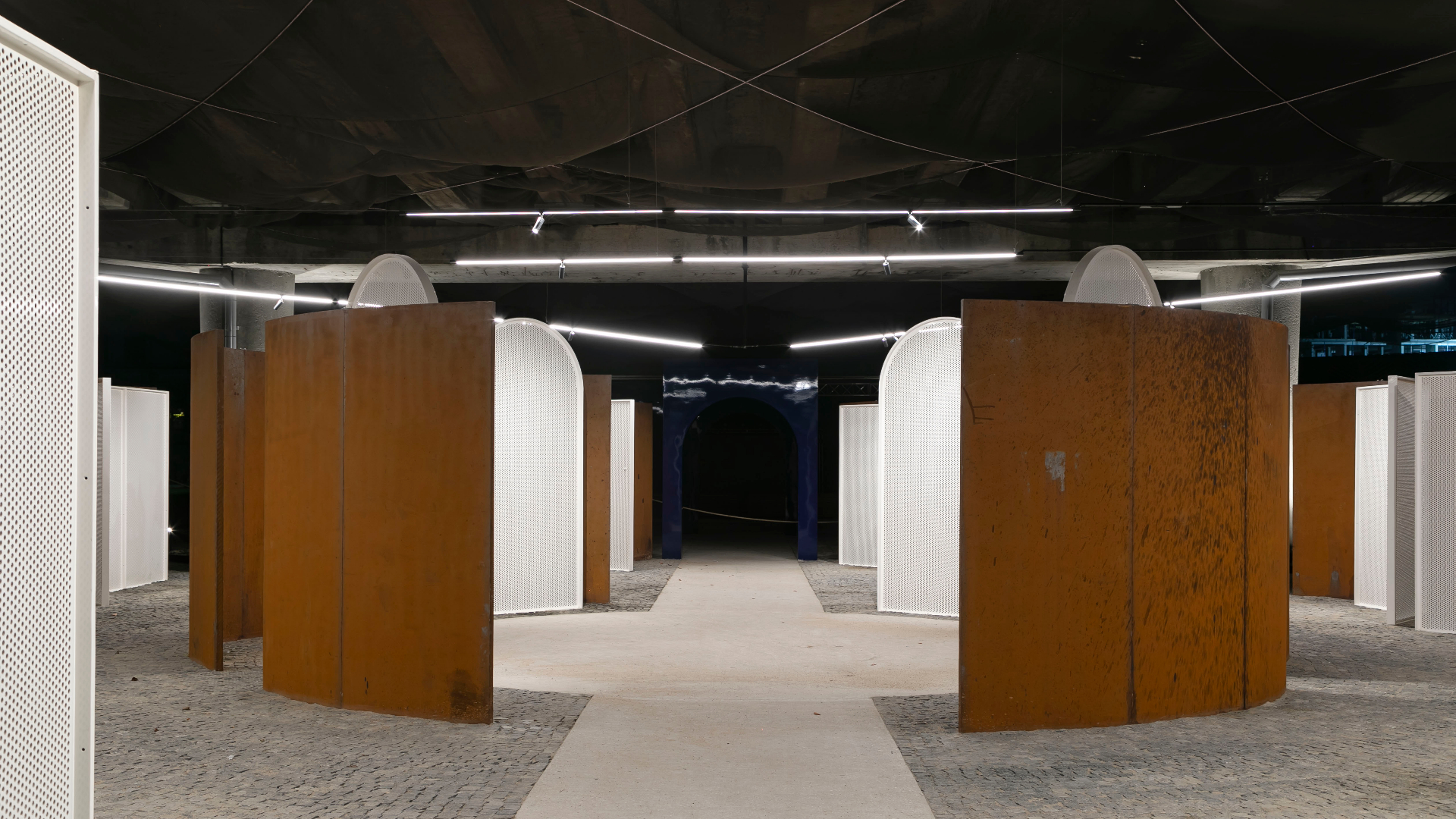 Остров Канта: освещенное небо над головой