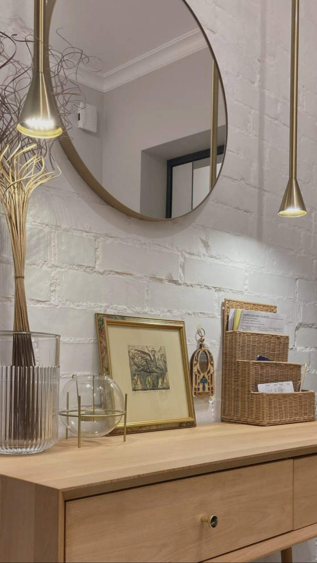 Петербургская квартира, где свет играет в разные стили