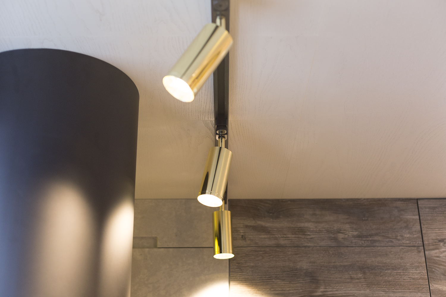 Витражная кухня с окном-камином