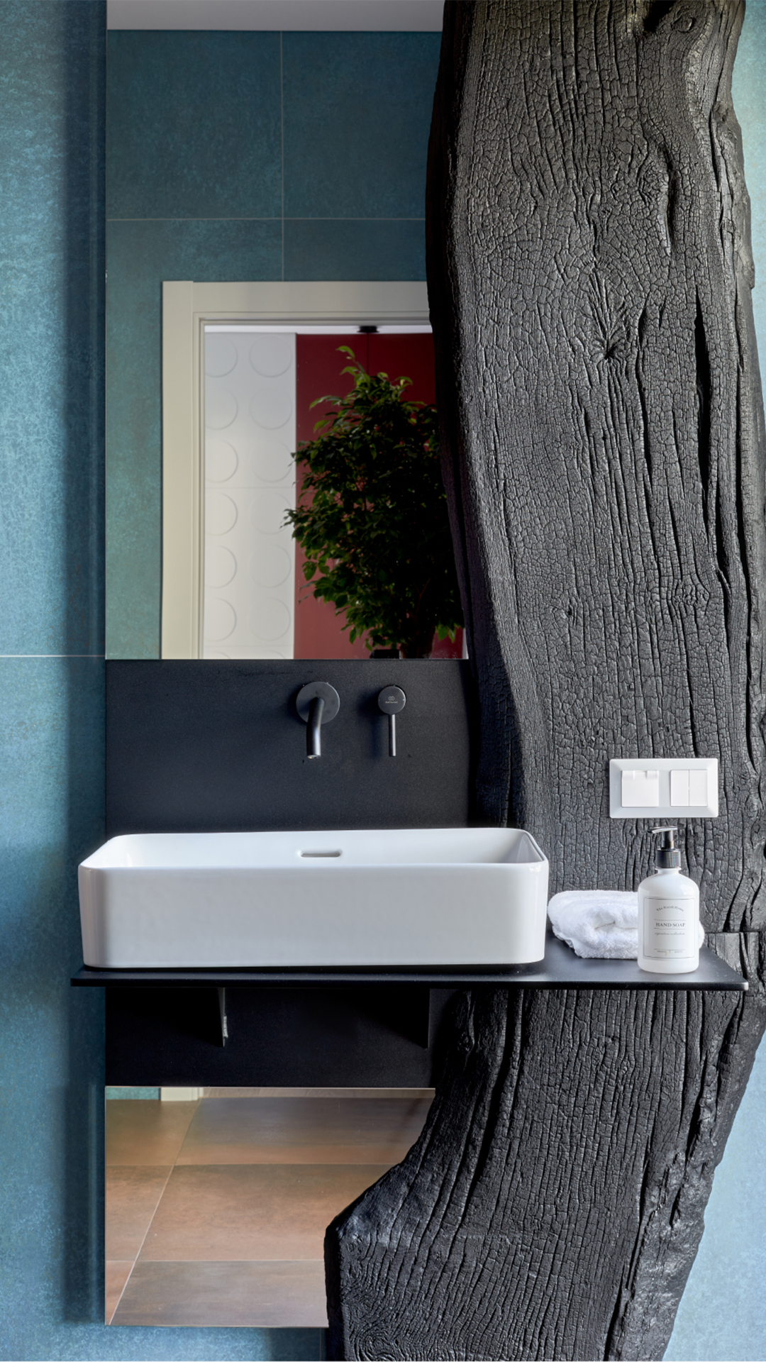 Дом-экспонат: 200 метров современной архитектуры за один год