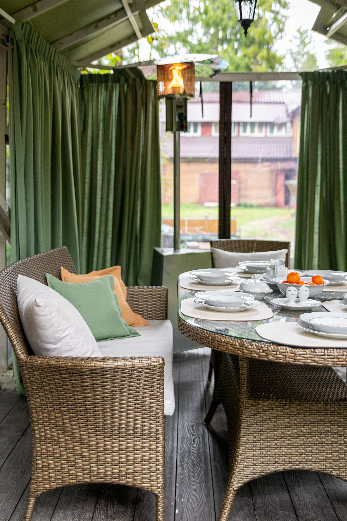 Беседка и зона у пруда