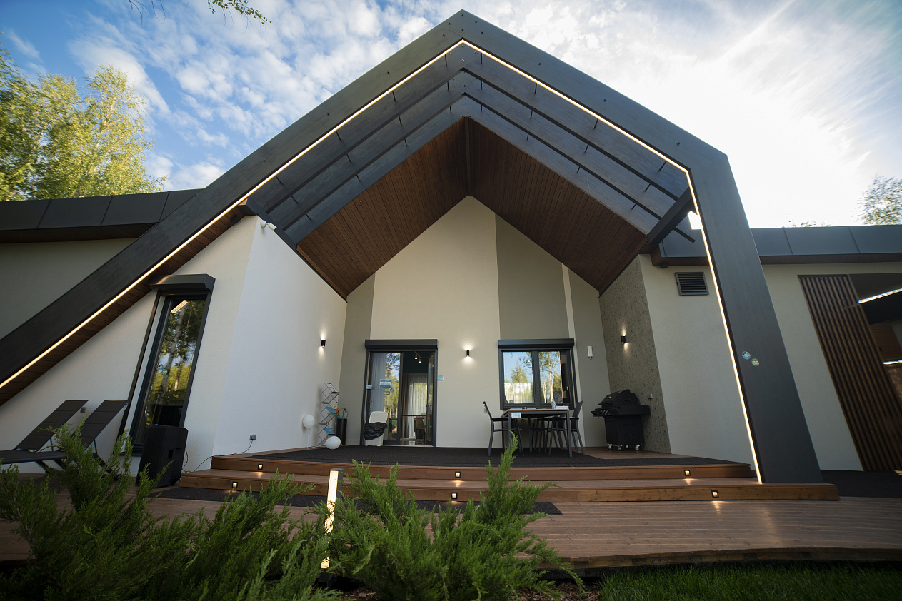 Maytoni осветил новые загородные дома и принял участие в выставке Open Village в живописном городе Истра