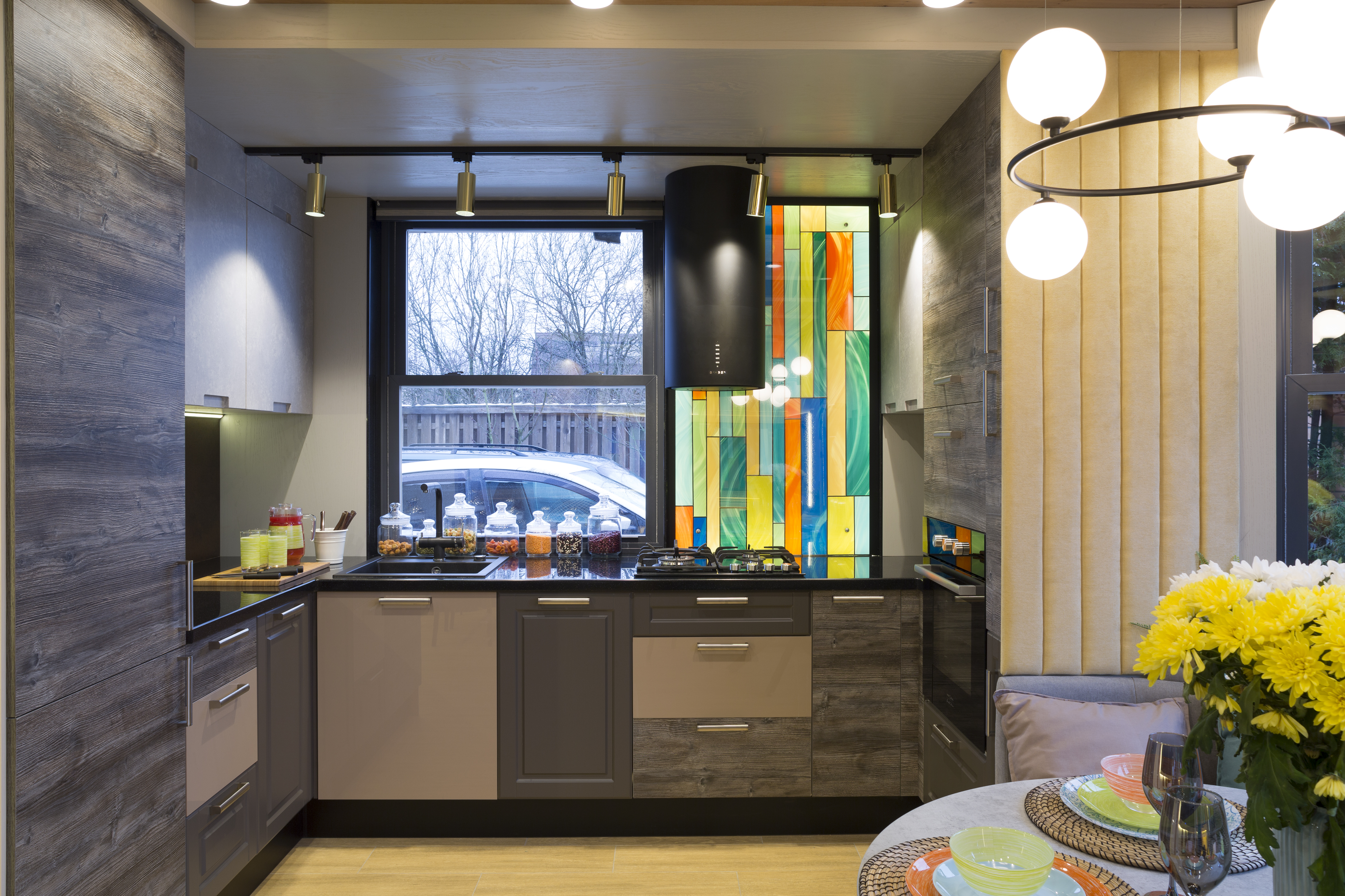 Витражная кухня с окном-камином