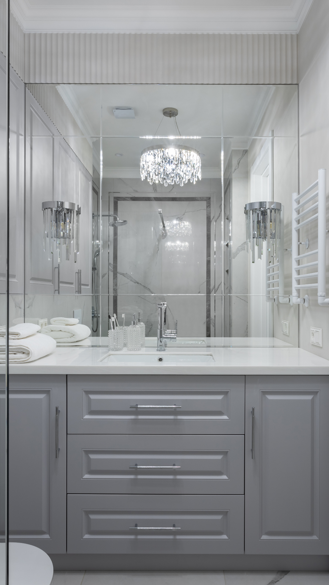 Лебединое озеро в камне и хрустале: таунхаус 180 м² в классике