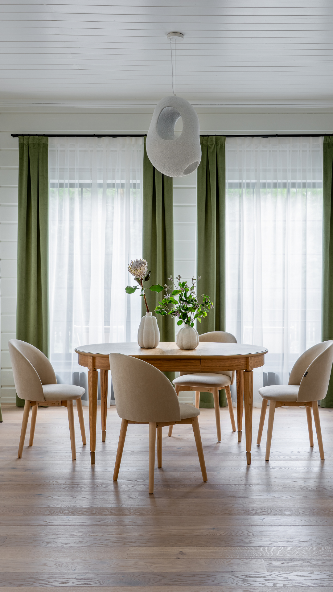 Скандинавское спокойствие: свет, дерево и природа в одном доме