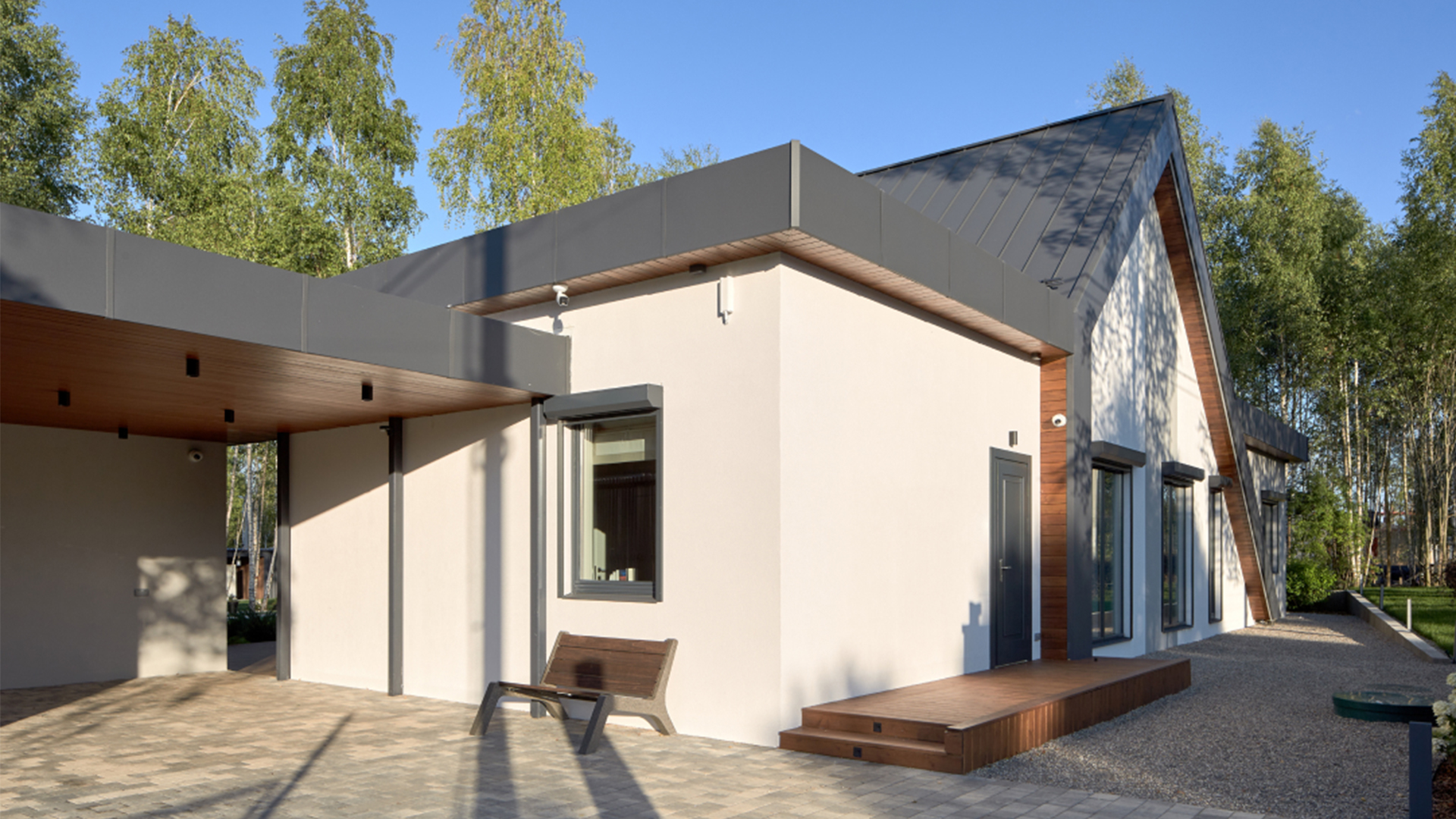 Дом-экспонат: 200 метров современной архитектуры за один год