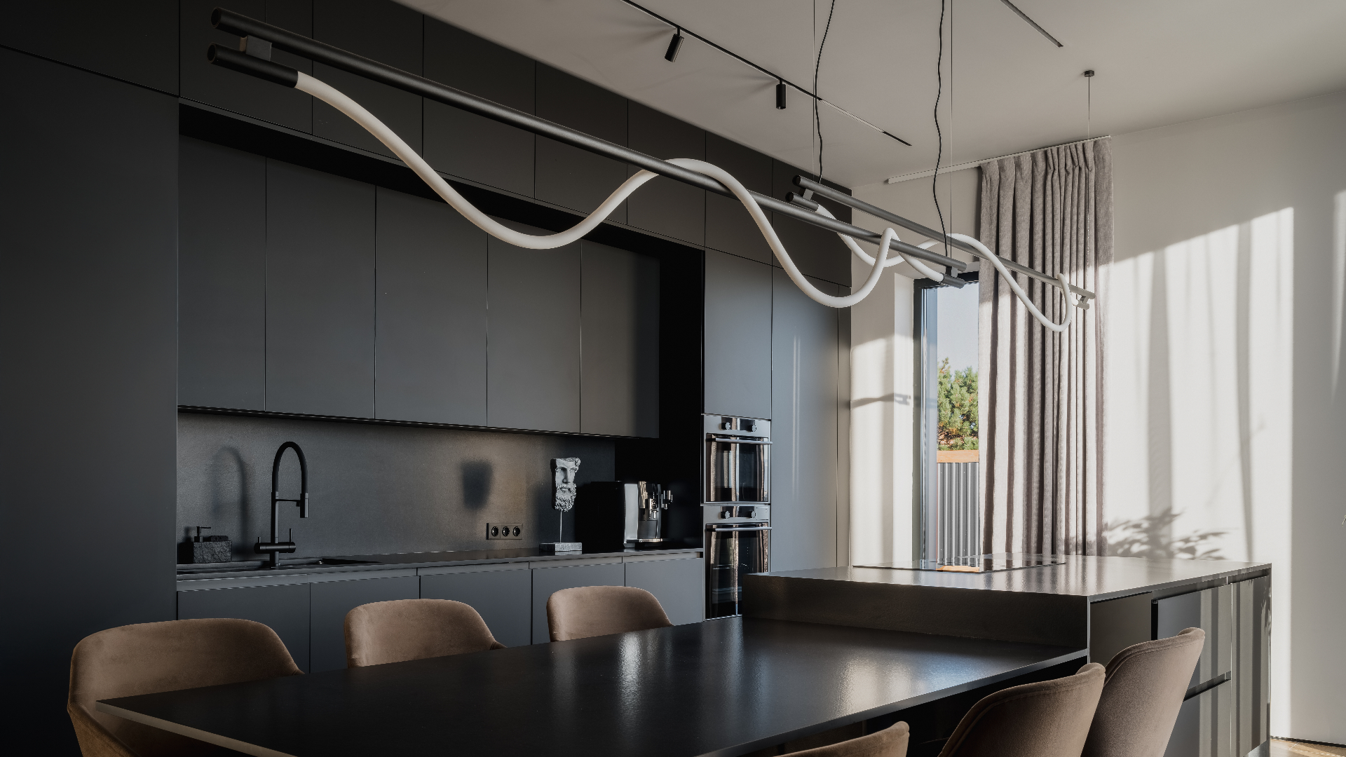 Свет и камень: современный загородный интерьер